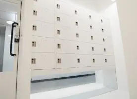 화이트 톤 미니멀 오피스 락커룸 인테리어